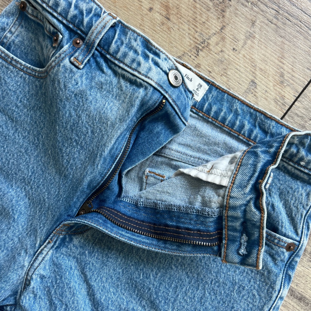 Abercrombie & Fitch The 90’s Straight Ultra High Rise jean. Medium marble. - Picture 2 of 4